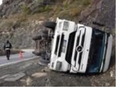 Artvin'de kamyon devrildi, kömür çuvalları yola saçıldı Artvin'de kamyon devrildi, kömür çuvalları yola saçıldı