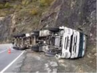 Artvin'de kamyon devrildi, kömür çuvalları yola saçıldı Artvin'de kamyon devrildi, kömür çuvalları yola saçıldı