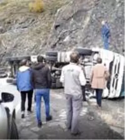 Artvin'de kömür yüklü tır devrildi: 1 yaralı Artvin'de kömür yüklü tır devrildi: 1 yaralı