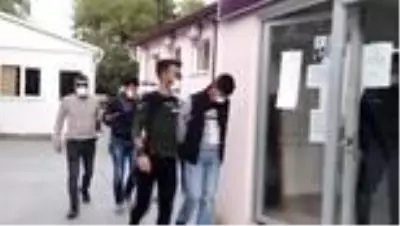 Askerin beylik tabancasını çaldıkları iddia edilen iki zanlı İzmir'de yakalandı Askerin beylik tabancasını çaldıkları iddia edilen iki zanlı İzmir'de yakalandı