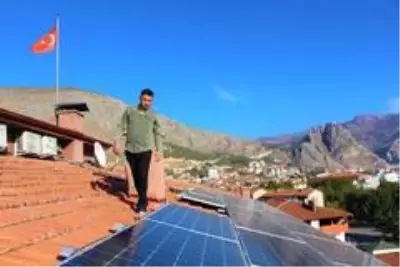 Atanamayan Ahmet öğretmen, güneş panellerinden elektrik üretip fazlasını satıyor Atanamayan Ahmet öğretmen, güneş panellerinden elektrik üretip fazlasını satıyor