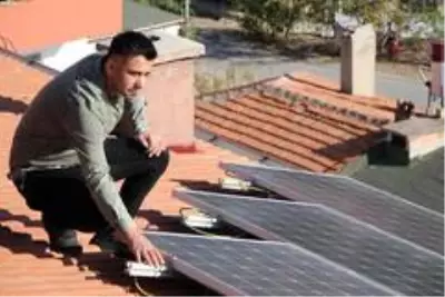 Atanamayan Ahmet öğretmen, güneş panellerinden elektrik üretip fazlasını satıyor Atanamayan Ahmet öğretmen, güneş panellerinden elektrik üretip fazlasını satıyor