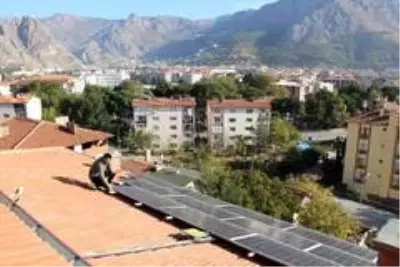 Atanamayan Ahmet öğretmen, güneş panellerinden elektrik üretip fazlasını satıyor Atanamayan Ahmet öğretmen, güneş panellerinden elektrik üretip fazlasını satıyor