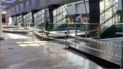 AVM'de yerde yemek yiyenler için tedbir alındı AVM'de yerde yemek yiyenler için tedbir alındı