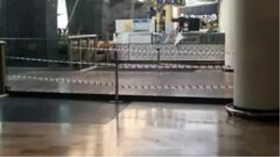 AVM'de yerde yemek yiyenler için tedbir alındı AVM'de yerde yemek yiyenler için tedbir alındı