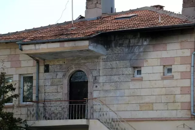 Ayrılmak isteyen eşinin evinin kapısına bomba düzeneği kurdu Ayrılmak isteyen eşinin evinin kapısına bomba düzeneği kurdu