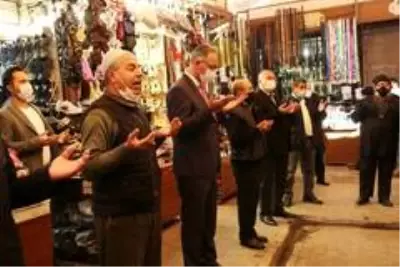 Başkan Kuş, esnafla bereket duasına katıldı Başkan Kuş, esnafla bereket duasına katıldı