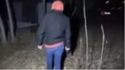 Bekçiler hırsız alarmı için tuvalet penceresinden içeri girdi