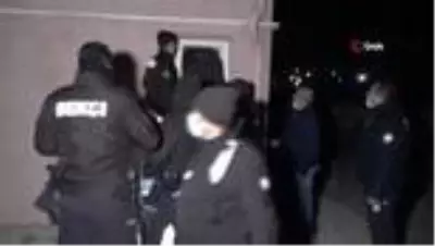 Bekçiler hırsız alarmı için tuvalet penceresinden içeri girdi