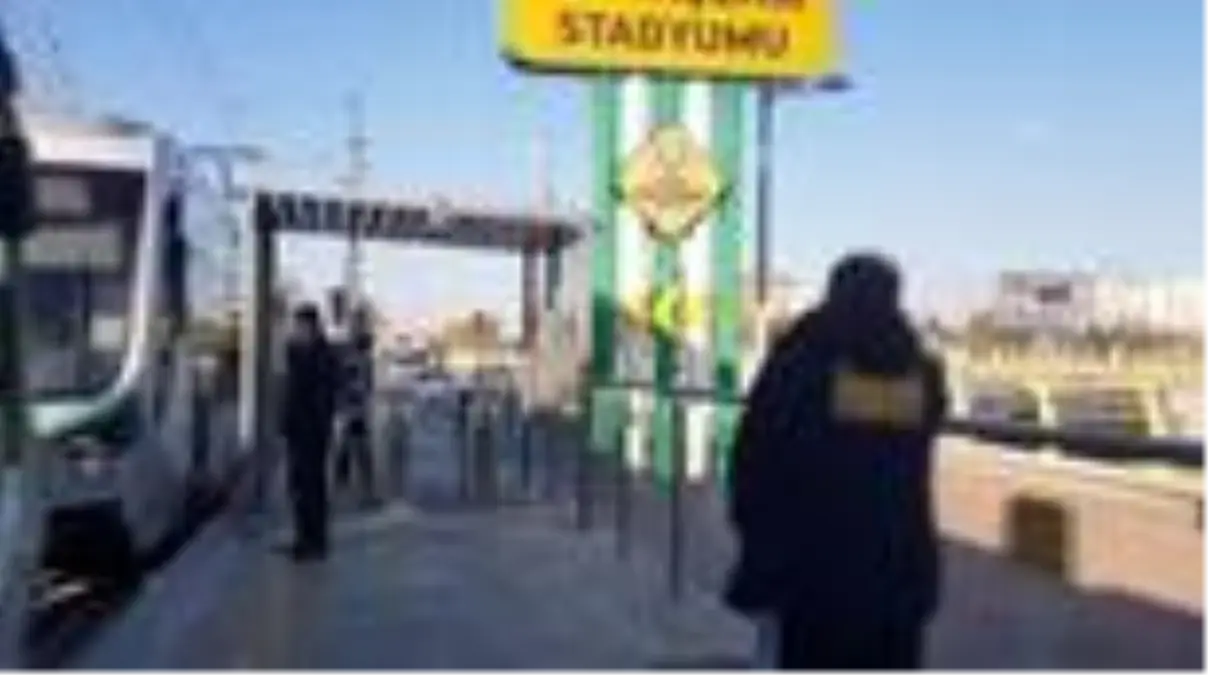 Biletsiz tramvaya binmeye çalışan kişi, kendisini uyaran güvenlik görevlisini bıçakladı