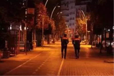 Kısıtlamaya uymayan 13 kişiye 40 bin 950 lira ceza kesildi Kısıtlamaya uymayan 13 kişiye 40 bin 950 lira ceza kesildi