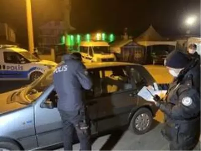 Kısıtlamaya uymayan 13 kişiye 40 bin 950 lira ceza kesildi Kısıtlamaya uymayan 13 kişiye 40 bin 950 lira ceza kesildi
