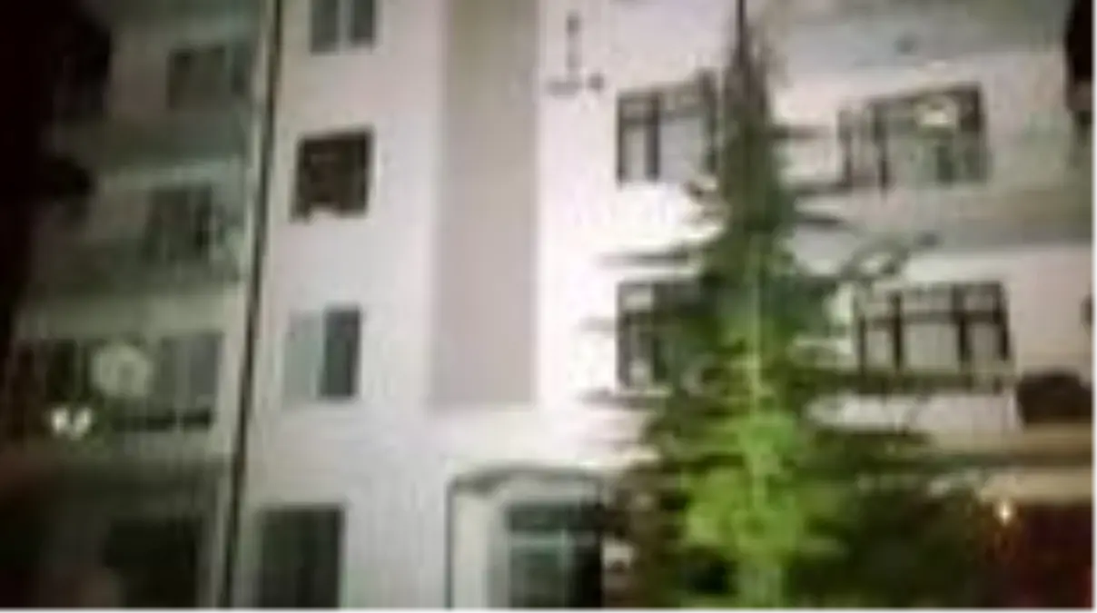 Boşanmak isteyen eşine sinirlenen adam evini yakmaya çalıştı