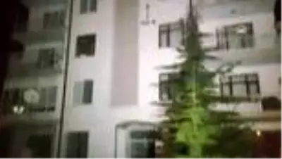 Boşanmak isteyen eşine sinirlenen adam evini yakmaya çalıştı Boşanmak isteyen eşine sinirlenen adam evini yakmaya çalıştı