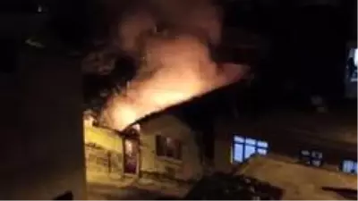 Ahşap ev alevlere teslim oldu Ahşap ev alevlere teslim oldu