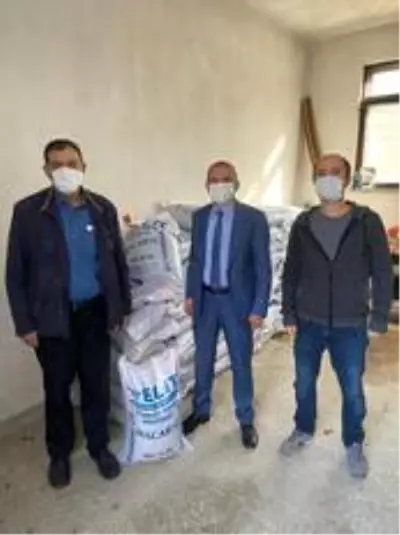Çiftçilere bin 700 kilogram Macar fiği tohumu dağıldı. Çiftçilere bin 700 kilogram Macar fiği tohumu dağıldı.