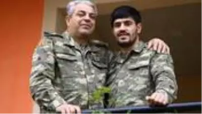 Dağlık Karabağ'da çarpışan baba oğul, yıllar sonra köylerine kavuşup toprağı öptü Dağlık Karabağ'da çarpışan baba oğul, yıllar sonra köylerine kavuşup toprağı öptü