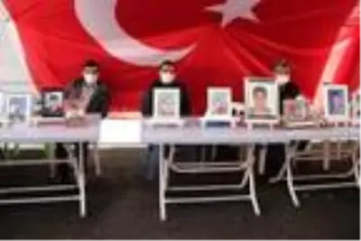 Evlat nöbeti tutan anne: Kızımın öğretmen olma hayalini çaldılar Evlat nöbeti tutan anne: Kızımın öğretmen olma hayalini çaldılar