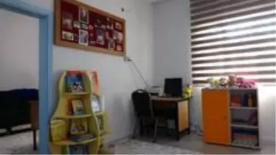 Fedakar öğretmen hayatını köy okulu öğrencilerine adadı Fedakar öğretmen hayatını köy okulu öğrencilerine adadı