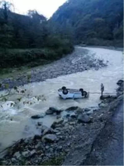 Giresun'da araç dereye uçtu: 1 kayıp Giresun'da araç dereye uçtu: 1 kayıp