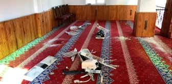 Heyelan nedeniyle, ibadete kapatılan camiyi hırsızlar talan etti