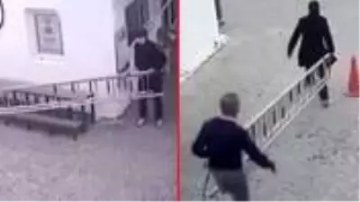 Hırsızlık yapmak için girdikleri sahada bir şey bulamayınca seyyar merdiveni çaldılar Hırsızlık yapmak için girdikleri sahada bir şey bulamayınca seyyar merdiveni çaldılar