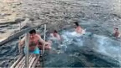 İstanbul Boğazı'nın buz gibi suyuna girip kulaç attılar İstanbul Boğazı'nın buz gibi suyuna girip kulaç attılar