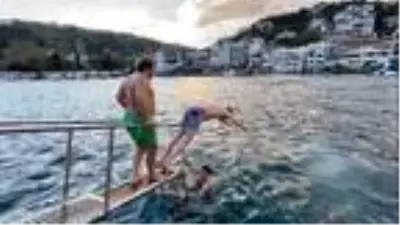 İstanbul Boğazı'nın buz gibi suyuna girip kulaç attılar İstanbul Boğazı'nın buz gibi suyuna girip kulaç attılar