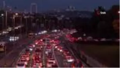 İstanbul'da trafik yoğunluğu yüzde 40'ı aştı İstanbul'da trafik yoğunluğu yüzde 40'ı aştı
