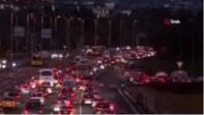 İstanbul'da trafik yoğunluğu yüzde 40'ı aştı İstanbul'da trafik yoğunluğu yüzde 40'ı aştı