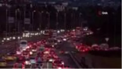 İstanbul'da trafik yoğunluğu yüzde 40'ı aştı İstanbul'da trafik yoğunluğu yüzde 40'ı aştı