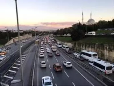 İstanbul'da trafik yoğunluğu yüzde 40'ı aştı İstanbul'da trafik yoğunluğu yüzde 40'ı aştı