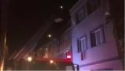 İtfaiyeci, müdahale ettikleri yanan evin ikinci katından düştü İtfaiyeci, müdahale ettikleri yanan evin ikinci katından düştü