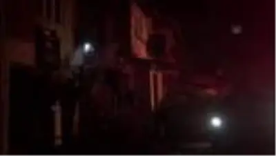 İtfaiyeci, müdahale ettikleri yanan evin ikinci katından düştü İtfaiyeci, müdahale ettikleri yanan evin ikinci katından düştü