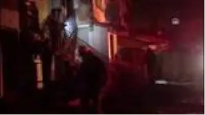 İtfaiyeci, müdahale ettikleri yanan evin ikinci katından düştü İtfaiyeci, müdahale ettikleri yanan evin ikinci katından düştü