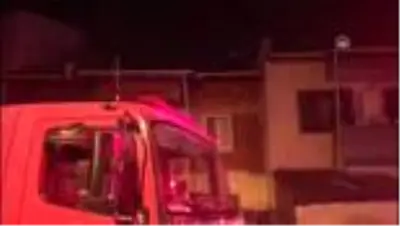 İtfaiyeci, müdahale ettikleri yanan evin ikinci katından düştü İtfaiyeci, müdahale ettikleri yanan evin ikinci katından düştü