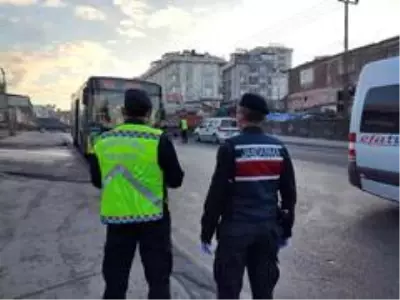 Jandarmanın 'HES' kodu denetiminde temaslı kişi otobüste tespit edildi Jandarmanın 'HES' kodu denetiminde temaslı kişi otobüste tespit edildi
