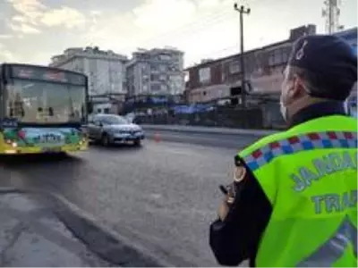 Jandarmanın 'HES' kodu denetiminde temaslı kişi otobüste tespit edildi Jandarmanın 'HES' kodu denetiminde temaslı kişi otobüste tespit edildi