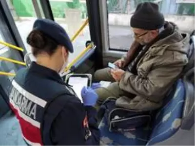 Jandarmanın 'HES' kodu denetiminde temaslı kişi otobüste tespit edildi Jandarmanın 'HES' kodu denetiminde temaslı kişi otobüste tespit edildi