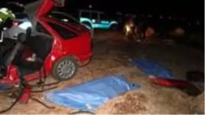 Kamyon ile otomobil kafa kafaya çarpıştı: 2 kişi hayatını kaybetti Kamyon ile otomobil kafa kafaya çarpıştı: 2 kişi hayatını kaybetti