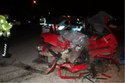 Kamyonla kafa kafaya çarpışan otomobil hurdaya döndü: 2 ölü Kamyonla kafa kafaya çarpışan otomobil hurdaya döndü: 2 ölü