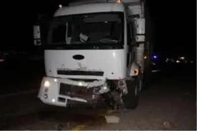 Kamyonla kafa kafaya çarpışan otomobil hurdaya döndü: 2 ölü Kamyonla kafa kafaya çarpışan otomobil hurdaya döndü: 2 ölü