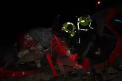 Kamyon ile otomobil kafa kafaya çarpıştı: 2 kişi hayatını kaybetti Kamyon ile otomobil kafa kafaya çarpıştı: 2 kişi hayatını kaybetti