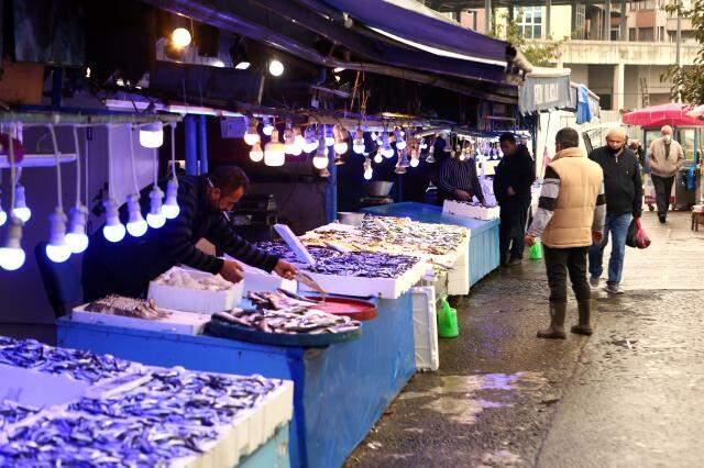 Karadeniz'deki hamsi bolluğu balıkçıların ve vatandaşın yüzünü güldürdü Karadeniz'deki hamsi bolluğu balıkçıların ve vatandaşın yüzünü güldürdü