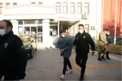 - Karı koca çifti darp edip polislere saldıran 4 kişi tutuklandı - Karı koca çifti darp edip polislere saldıran 4 kişi tutuklandı