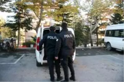 - Karı koca çifti darp edip polislere saldıran 4 kişi tutuklandı - Karı koca çifti darp edip polislere saldıran 4 kişi tutuklandı