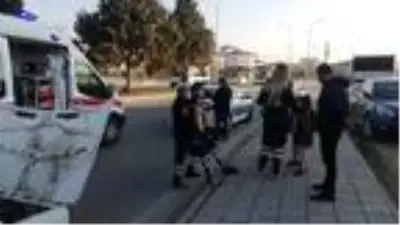 Kazada korkan kız kardeşleri, sağlık ekibi sakinleştirdi Kazada korkan kız kardeşleri, sağlık ekibi sakinleştirdi