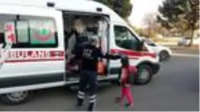 Kazada korkan kız kardeşleri, sağlık ekibi sakinleştirdi Kazada korkan kız kardeşleri, sağlık ekibi sakinleştirdi
