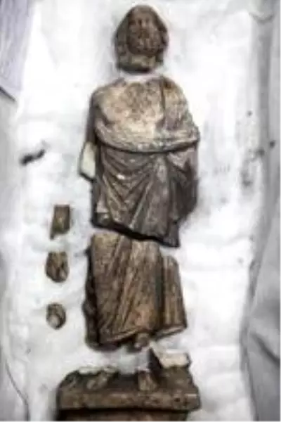 Kibyra'da Roma dönemine ait Serapis büstüyle Asklepios heykelciği bulundu Kibyra'da Roma dönemine ait Serapis büstüyle Asklepios heykelciği bulundu