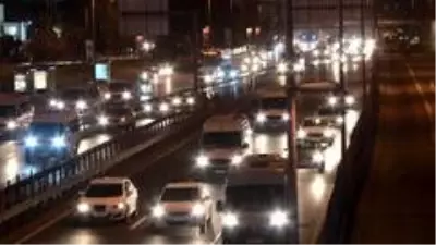 Kısıtlamanın ardından iş başı yapan vatandaşlar yollara akın etti Kısıtlamanın ardından iş başı yapan vatandaşlar yollara akın etti